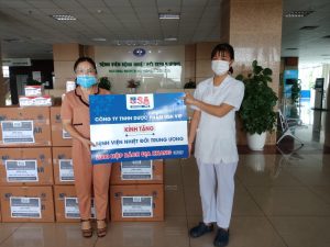 Bà Đỗ thị Ngọc Ánh trao tặng 2000 hộp Bách địa khang usvip cho bà Mai Anh đại diện phòng công tác xã hội bệnh viện nhiệt đới TW